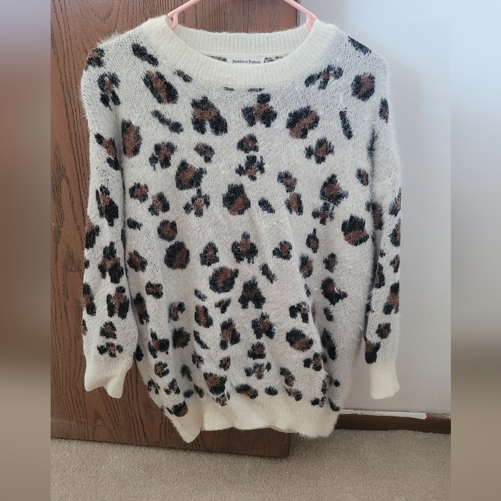 Cheetah print sweater/top